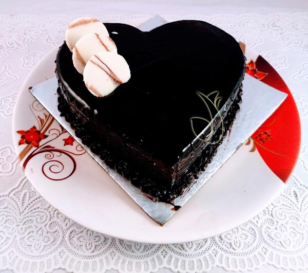 1KG Heartshape Chocolate Truffle Cake cake delivery Delhi