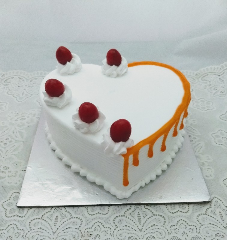 1kg Heart Shape Butterscotch Cake cake delivery Delhi