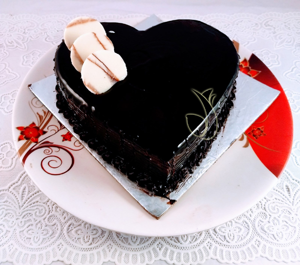 1kg Chocolate Trffle Heartshape Cake cake delivery Delhi