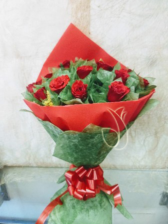 Bunch of 25 Red Roses in Red & Green Paper Packing cake delivery Delhi
