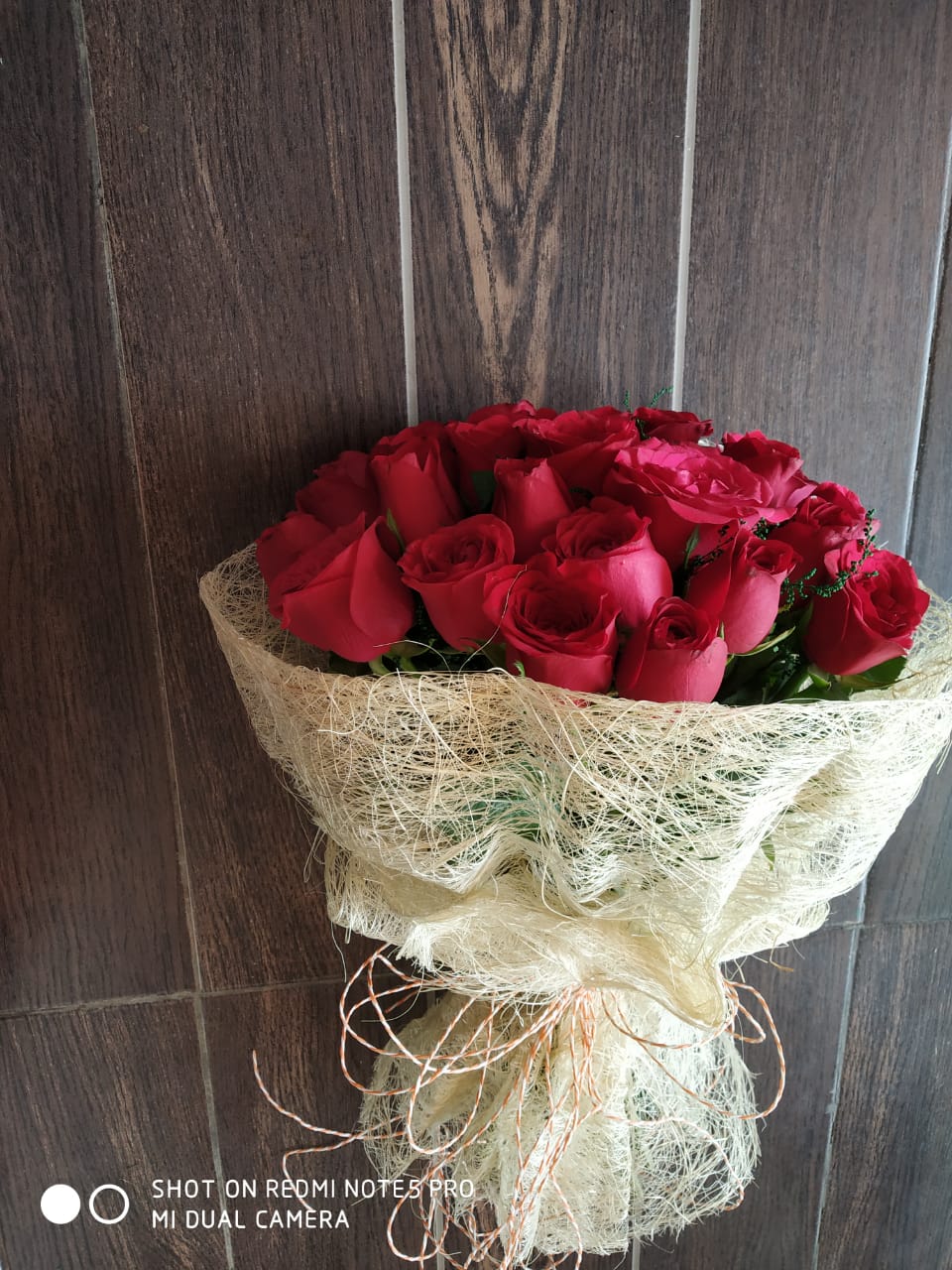 Red Roses in Jute cake delivery Delhi